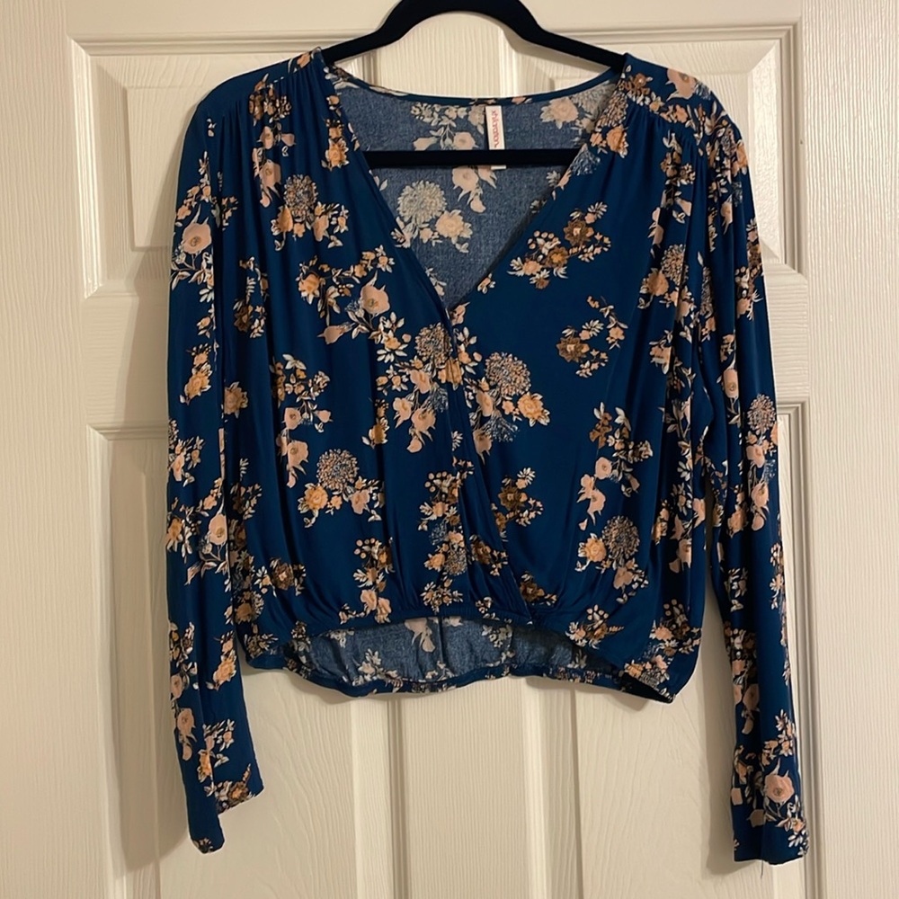 Size medium, navy and floral button closure blouse
